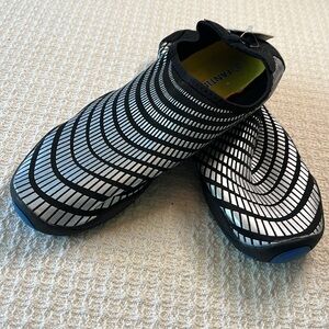 Fantiny -barefoot water shoes- adventure series sz 40 US 9 women's, black silver